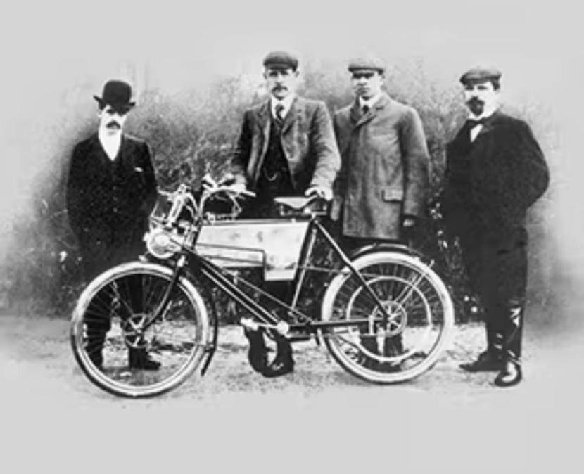 Walker, Smith & Gobiet engine with a front-mounted motor and rawhide belt drive Walker, Smith & Gobiet engine with a front-mounted motor and rawhide belt drive