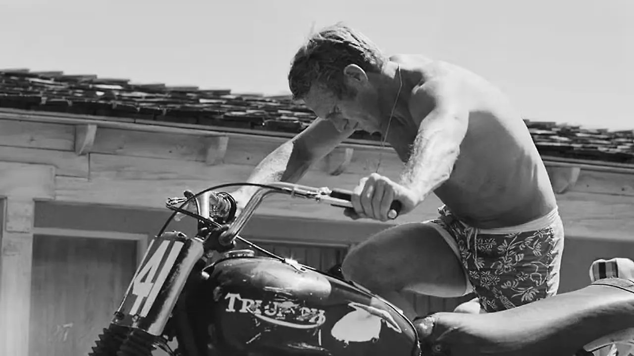 Triumph Bonneville 400 Riding Triumph Bonneville 400 Riding