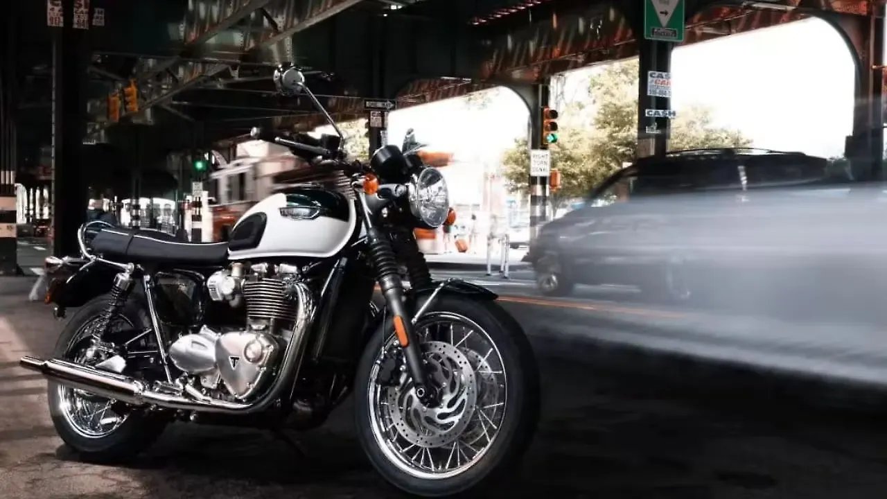 Triumph Bonneville 400 Right Front Three Quarter Triumph Bonneville 400 Right Front Three Quarter