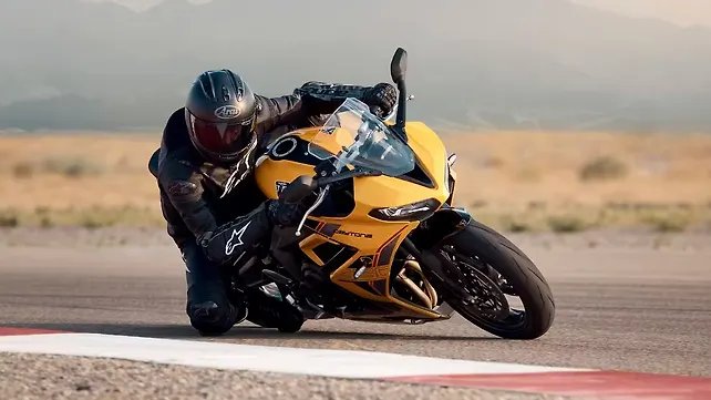 Triumph Daytona 660 Right Side View Triumph Daytona 660 Right Side View
