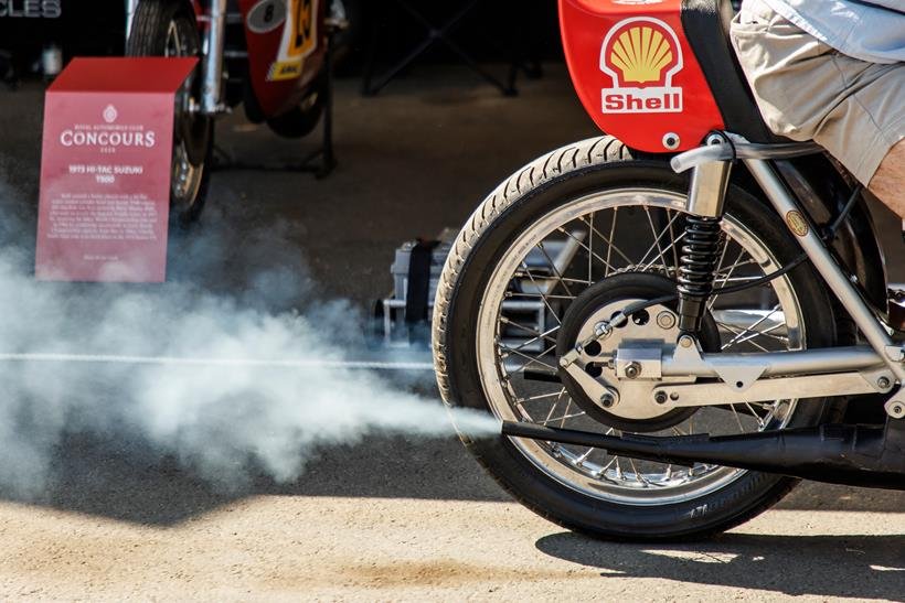 Two-stroke exhaust smoke plumes