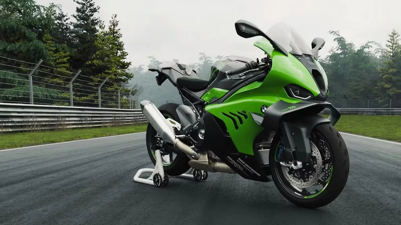 BMW M 1000 R Right Front Three Quarter
