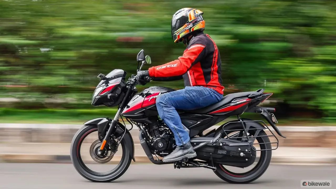 Bajaj Pulsar 125 Riding