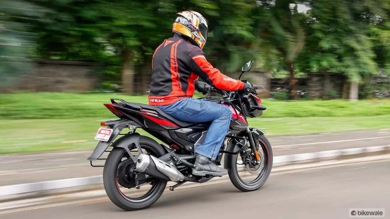 Bajaj Pulsar 125 Riding