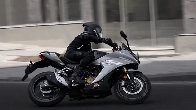 Yamaha R2 Riding