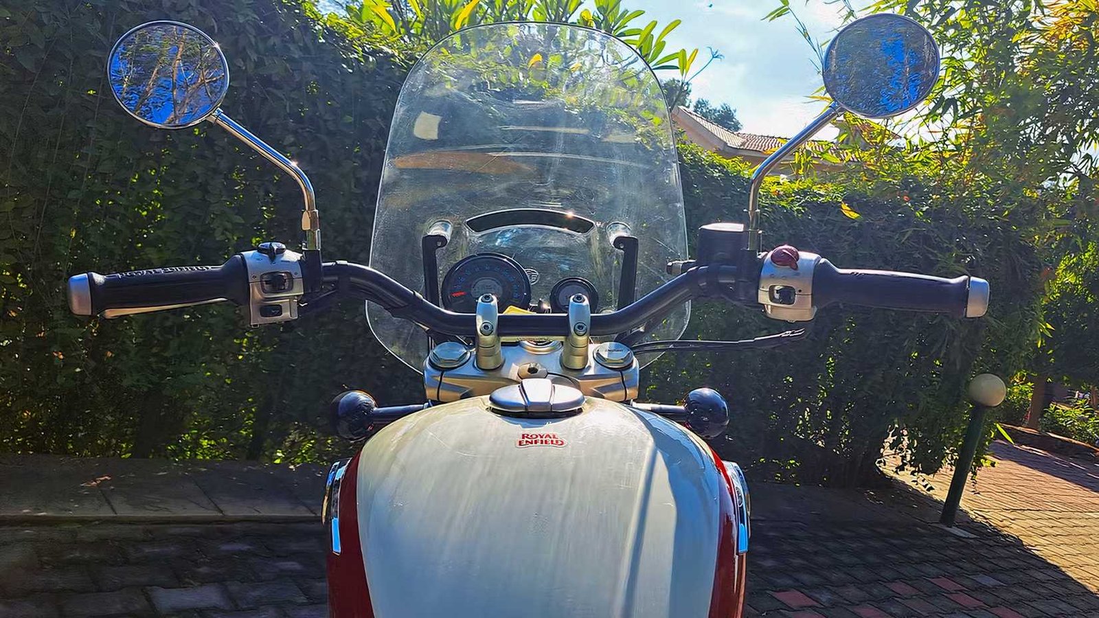 Royal Enfield Super Meteor 650 Tank And Cockpit Shot In The Sun