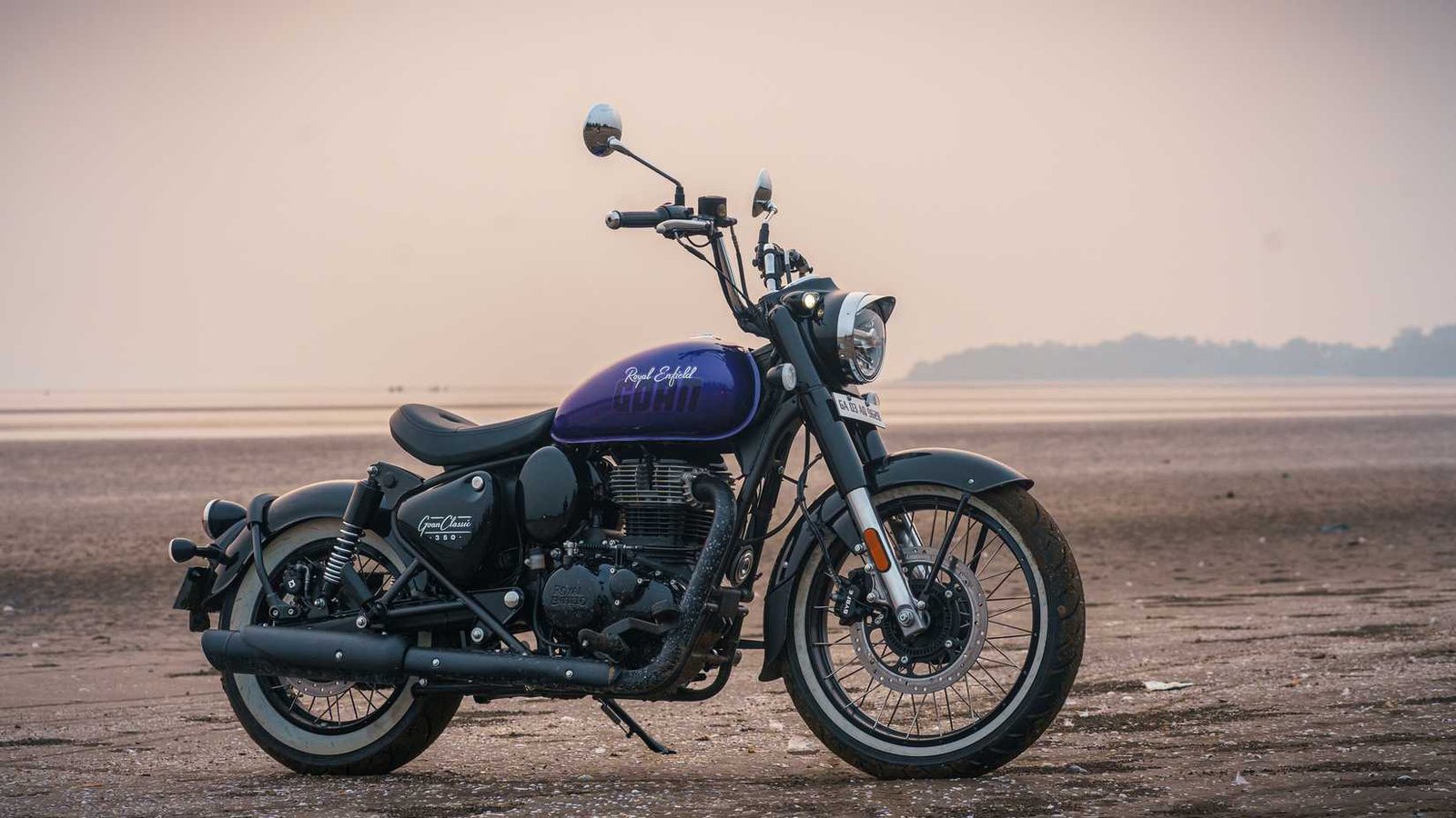 Beauty shot of the 2025 Royal Enfield Goan Classic 350 in Purple Haze