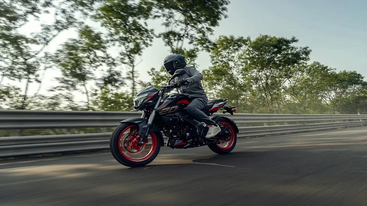 Bajaj Pulsar NS200 Riding Bajaj Pulsar NS200 Riding